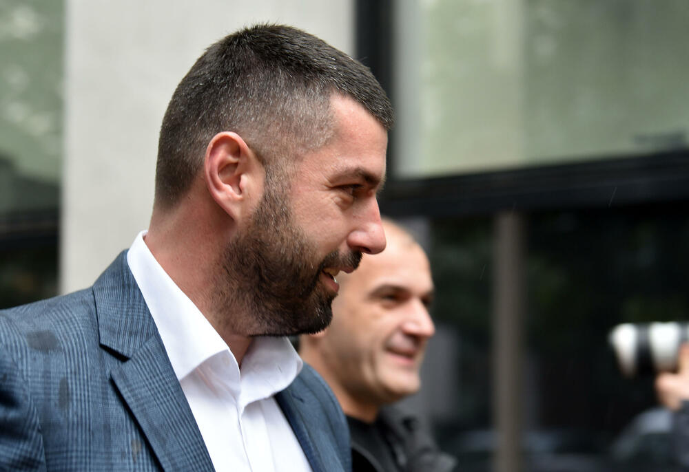 <p>Vesna Medenica oslobođena je optužbi za stvaranje kriminalne organizacije, a Miloš Medenica za nedozvoljeno držanje oružja i omogućavanje uživanja opojne droge za više osoba. Oboje treba da plate po 50.000 eura.</p>  <p>Optuženi, osim Vesne Medenice, braće Bojana i Marka Popovića i Vasilija Petrovića, solidarno treba da plate državi štetu od 2,7 miliona eura</p>