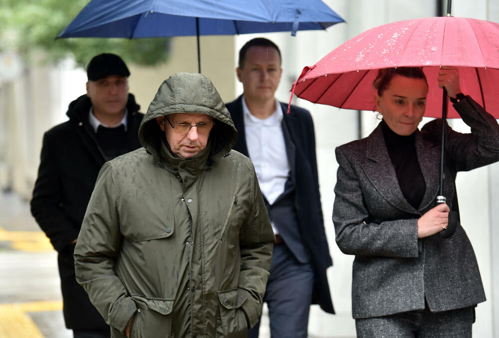 <p>Vesna Medenica oslobođena je optužbi za stvaranje kriminalne organizacije, a Miloš Medenica za nedozvoljeno držanje oružja i omogućavanje uživanja opojne droge za više osoba. Oboje treba da plate po 50.000 eura.</p>  <p>Optuženi, osim Vesne Medenice, braće Bojana i Marka Popovića i Vasilija Petrovića, solidarno treba da plate državi štetu od 2,7 miliona eura</p>