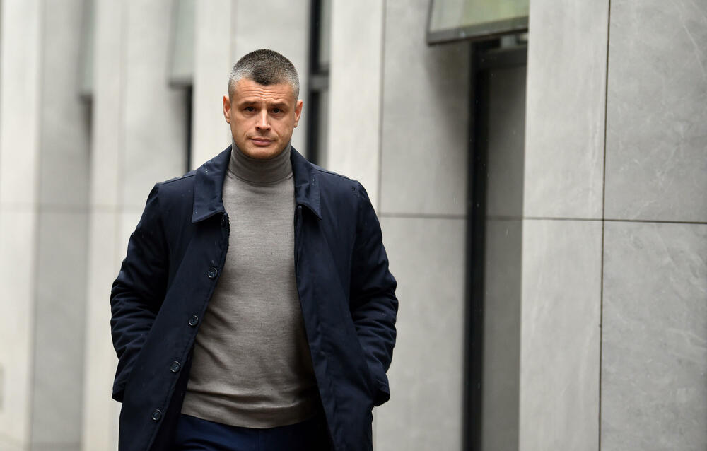 <p>Vesna Medenica oslobođena je optužbi za stvaranje kriminalne organizacije, a Miloš Medenica za nedozvoljeno držanje oružja i omogućavanje uživanja opojne droge za više osoba. Oboje treba da plate po 50.000 eura.</p>  <p>Optuženi, osim Vesne Medenice, braće Bojana i Marka Popovića i Vasilija Petrovića, solidarno treba da plate državi štetu od 2,7 miliona eura</p>