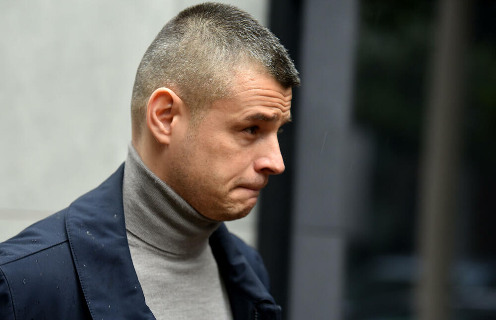 <p>Vesna Medenica oslobođena je optužbi za stvaranje kriminalne organizacije, a Miloš Medenica za nedozvoljeno držanje oružja i omogućavanje uživanja opojne droge za više osoba. Oboje treba da plate po 50.000 eura.</p>  <p>Optuženi, osim Vesne Medenice, braće Bojana i Marka Popovića i Vasilija Petrovića, solidarno treba da plate državi štetu od 2,7 miliona eura</p>