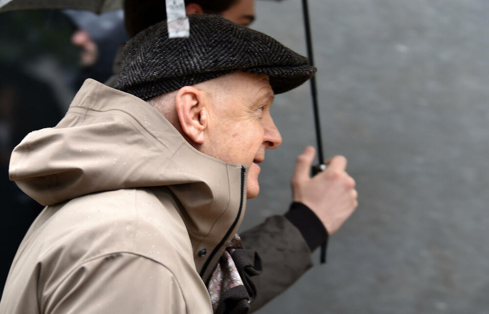 <p>Vesna Medenica oslobođena je optužbi za stvaranje kriminalne organizacije, a Miloš Medenica za nedozvoljeno držanje oružja i omogućavanje uživanja opojne droge za više osoba. Oboje treba da plate po 50.000 eura.</p>  <p>Optuženi, osim Vesne Medenice, braće Bojana i Marka Popovića i Vasilija Petrovića, solidarno treba da plate državi štetu od 2,7 miliona eura</p>