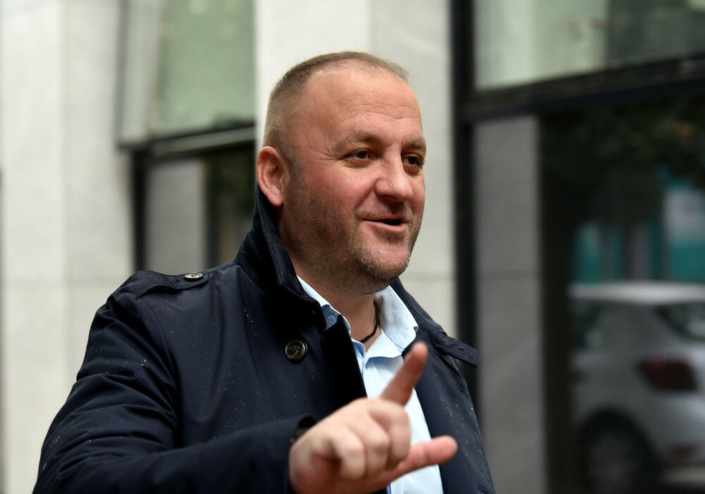 <p>Vesna Medenica oslobođena je optužbi za stvaranje kriminalne organizacije, a Miloš Medenica za nedozvoljeno držanje oružja i omogućavanje uživanja opojne droge za više osoba. Oboje treba da plate po 50.000 eura.</p>  <p>Optuženi, osim Vesne Medenice, braće Bojana i Marka Popovića i Vasilija Petrovića, solidarno treba da plate državi štetu od 2,7 miliona eura</p>