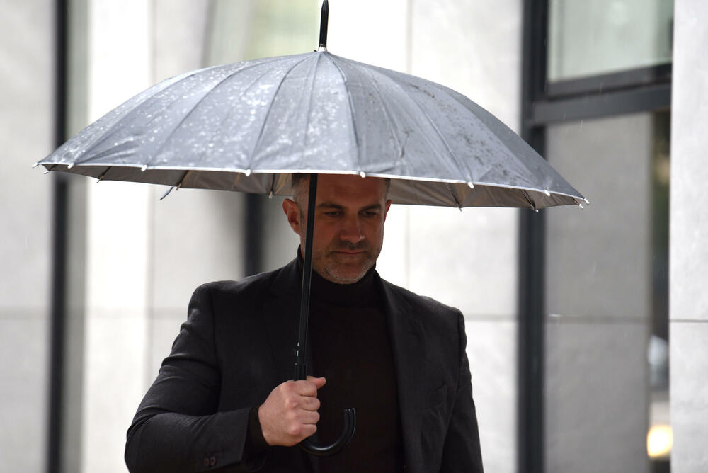 <p>Vesna Medenica oslobođena je optužbi za stvaranje kriminalne organizacije, a Miloš Medenica za nedozvoljeno držanje oružja i omogućavanje uživanja opojne droge za više osoba. Oboje treba da plate po 50.000 eura.</p>  <p>Optuženi, osim Vesne Medenice, braće Bojana i Marka Popovića i Vasilija Petrovića, solidarno treba da plate državi štetu od 2,7 miliona eura</p>