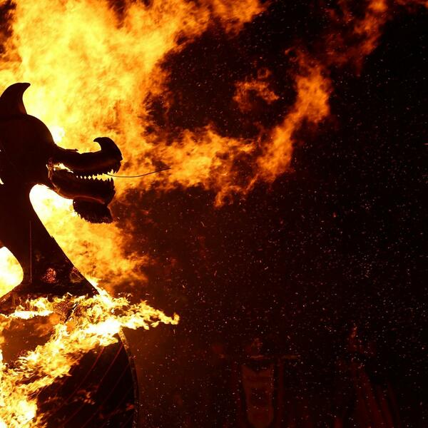 Kada se spusti tama, upale vatre i dođu vikinzi