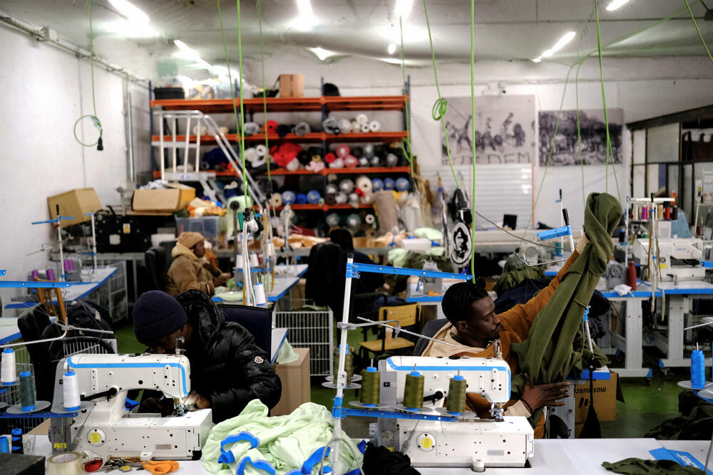 Migranti rade na šivaćim mašinama u Barseloni