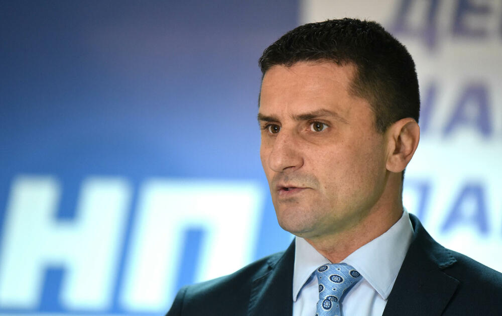 <p>"U skladu sa odlukama Predsjedništva Demokratske narodne partije (DNP) od 9. januara juče u proceduru smo predali inicijativu u proceduru Vlade. U njoj smo naveli da zahtijevamo zakonsko normiranje srpskog jezika kao zvaničnog, trobojke kao zastave, dvojnog državljanstva, kao i iniciranje dijaloga Glavnog grada i mještana Botuna oko izgradnje postrojenja za prečišćavanje otpadnih voda", kazao je Zogović na konferenciji za medije</p>