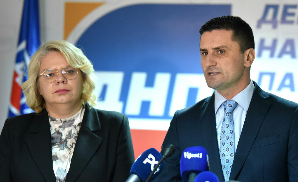 <p>"U skladu sa odlukama Predsjedništva Demokratske narodne partije (DNP) od 9. januara juče u proceduru smo predali inicijativu u proceduru Vlade. U njoj smo naveli da zahtijevamo zakonsko normiranje srpskog jezika kao zvaničnog, trobojke kao zastave, dvojnog državljanstva, kao i iniciranje dijaloga Glavnog grada i mještana Botuna oko izgradnje postrojenja za prečišćavanje otpadnih voda", kazao je Zogović na konferenciji za medije</p>