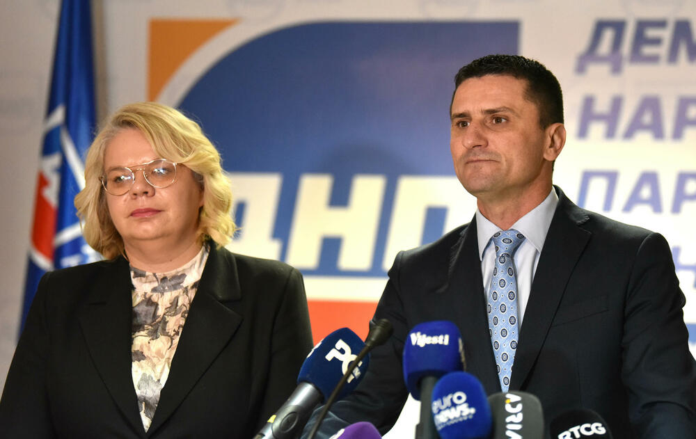 <p>"U skladu sa odlukama Predsjedništva Demokratske narodne partije (DNP) od 9. januara juče u proceduru smo predali inicijativu u proceduru Vlade. U njoj smo naveli da zahtijevamo zakonsko normiranje srpskog jezika kao zvaničnog, trobojke kao zastave, dvojnog državljanstva, kao i iniciranje dijaloga Glavnog grada i mještana Botuna oko izgradnje postrojenja za prečišćavanje otpadnih voda", kazao je Zogović na konferenciji za medije</p>