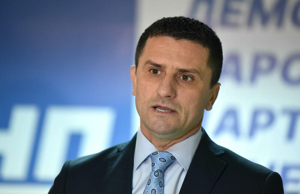 <p>"U skladu sa odlukama Predsjedništva Demokratske narodne partije (DNP) od 9. januara juče u proceduru smo predali inicijativu u proceduru Vlade. U njoj smo naveli da zahtijevamo zakonsko normiranje srpskog jezika kao zvaničnog, trobojke kao zastave, dvojnog državljanstva, kao i iniciranje dijaloga Glavnog grada i mještana Botuna oko izgradnje postrojenja za prečišćavanje otpadnih voda", kazao je Zogović na konferenciji za medije</p>