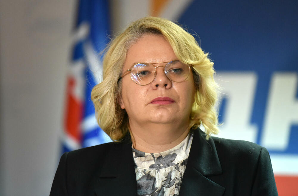 <p>"U skladu sa odlukama Predsjedništva Demokratske narodne partije (DNP) od 9. januara juče u proceduru smo predali inicijativu u proceduru Vlade. U njoj smo naveli da zahtijevamo zakonsko normiranje srpskog jezika kao zvaničnog, trobojke kao zastave, dvojnog državljanstva, kao i iniciranje dijaloga Glavnog grada i mještana Botuna oko izgradnje postrojenja za prečišćavanje otpadnih voda", kazao je Zogović na konferenciji za medije</p>