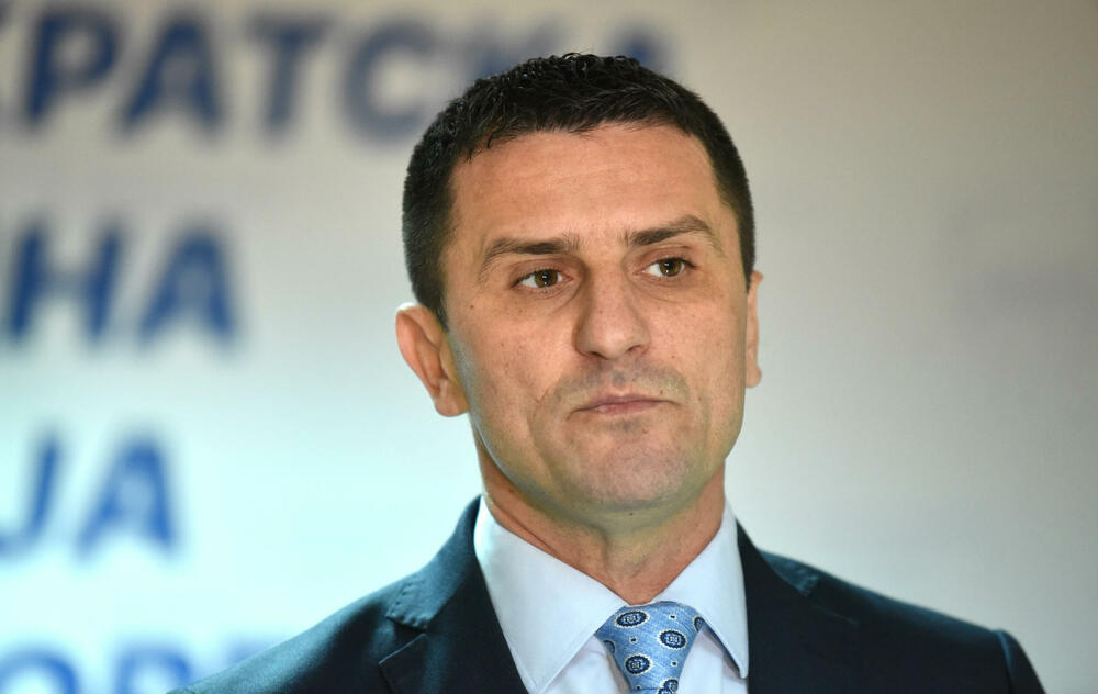 <p>"U skladu sa odlukama Predsjedništva Demokratske narodne partije (DNP) od 9. januara juče u proceduru smo predali inicijativu u proceduru Vlade. U njoj smo naveli da zahtijevamo zakonsko normiranje srpskog jezika kao zvaničnog, trobojke kao zastave, dvojnog državljanstva, kao i iniciranje dijaloga Glavnog grada i mještana Botuna oko izgradnje postrojenja za prečišćavanje otpadnih voda", kazao je Zogović na konferenciji za medije</p>