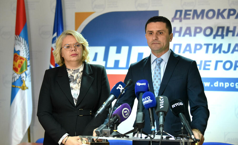 <p>"U skladu sa odlukama Predsjedništva Demokratske narodne partije (DNP) od 9. januara juče u proceduru smo predali inicijativu u proceduru Vlade. U njoj smo naveli da zahtijevamo zakonsko normiranje srpskog jezika kao zvaničnog, trobojke kao zastave, dvojnog državljanstva, kao i iniciranje dijaloga Glavnog grada i mještana Botuna oko izgradnje postrojenja za prečišćavanje otpadnih voda", kazao je Zogović na konferenciji za medije</p>