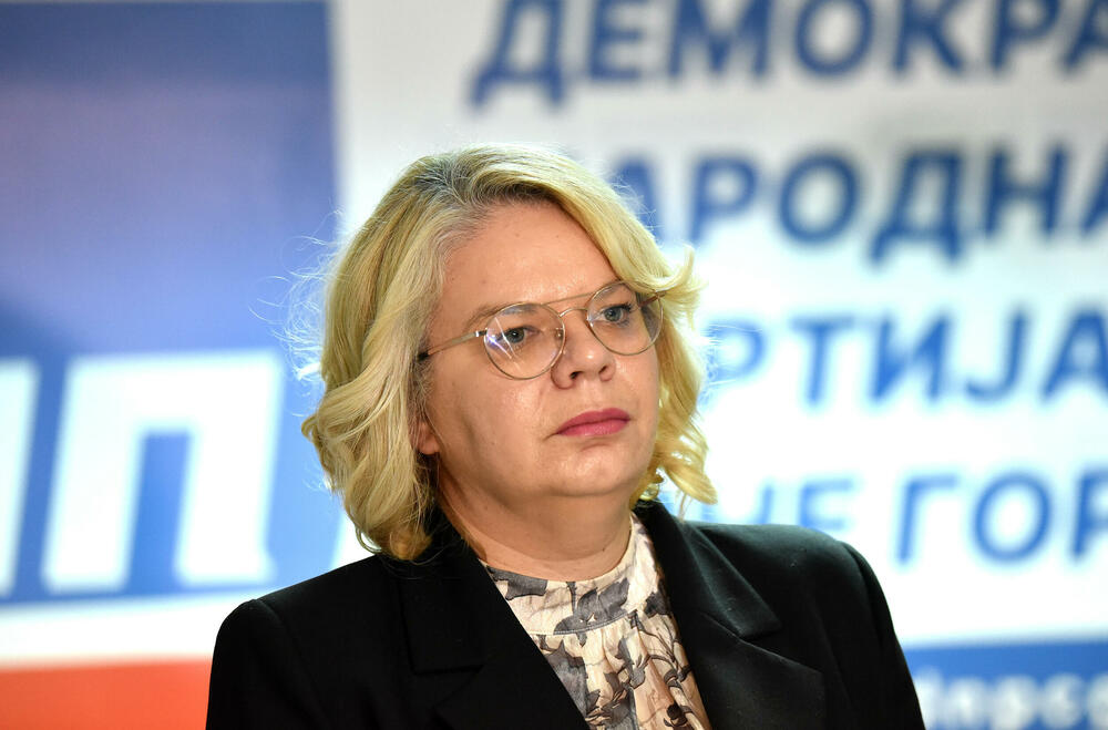 <p>"U skladu sa odlukama Predsjedništva Demokratske narodne partije (DNP) od 9. januara juče u proceduru smo predali inicijativu u proceduru Vlade. U njoj smo naveli da zahtijevamo zakonsko normiranje srpskog jezika kao zvaničnog, trobojke kao zastave, dvojnog državljanstva, kao i iniciranje dijaloga Glavnog grada i mještana Botuna oko izgradnje postrojenja za prečišćavanje otpadnih voda", kazao je Zogović na konferenciji za medije</p>