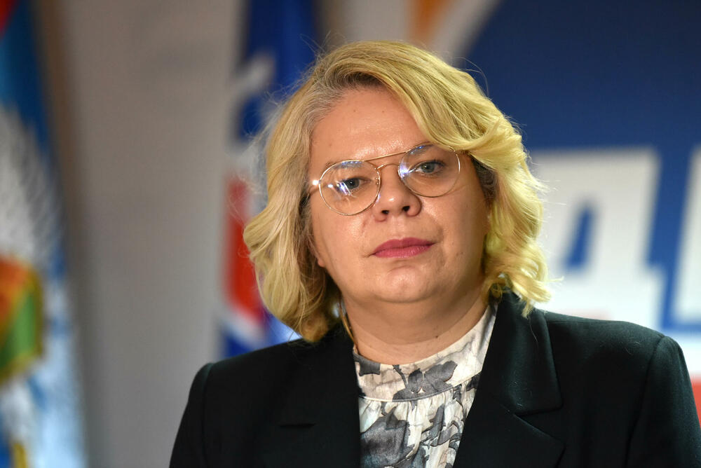 <p>"U skladu sa odlukama Predsjedništva Demokratske narodne partije (DNP) od 9. januara juče u proceduru smo predali inicijativu u proceduru Vlade. U njoj smo naveli da zahtijevamo zakonsko normiranje srpskog jezika kao zvaničnog, trobojke kao zastave, dvojnog državljanstva, kao i iniciranje dijaloga Glavnog grada i mještana Botuna oko izgradnje postrojenja za prečišćavanje otpadnih voda", kazao je Zogović na konferenciji za medije</p>