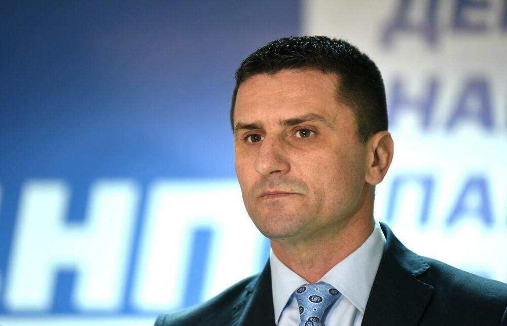 <p>"U skladu sa odlukama Predsjedništva Demokratske narodne partije (DNP) od 9. januara juče u proceduru smo predali inicijativu u proceduru Vlade. U njoj smo naveli da zahtijevamo zakonsko normiranje srpskog jezika kao zvaničnog, trobojke kao zastave, dvojnog državljanstva, kao i iniciranje dijaloga Glavnog grada i mještana Botuna oko izgradnje postrojenja za prečišćavanje otpadnih voda", kazao je Zogović na konferenciji za medije</p>