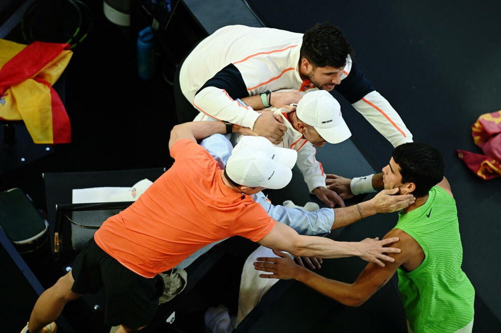 Alkaras slavi sa svojim timom, Foto: Reuters