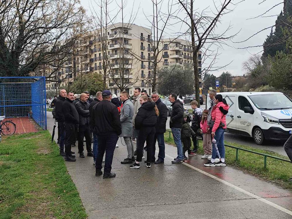 Mještani Botuna ispred prostorija DNP-a