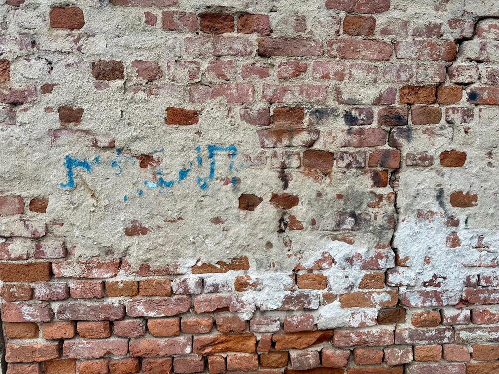 Na zidu je nešto bilo napisano, ali vrijeme briše i riječi