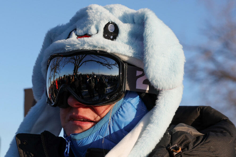 <p>Demonstracije se odražavaju zbog toga što su agenti federalne Službe za carine i imigraciju poznate kao ICE ubili Aleksa Pretija, medicinskog brata u hitnoj službi, koji je pogođen mecima više puta pošto je mobilnim telefonom snimao pripadnike Granične patrole kako sprovode antiimigrantsku akciju u Mineapolisu</p>