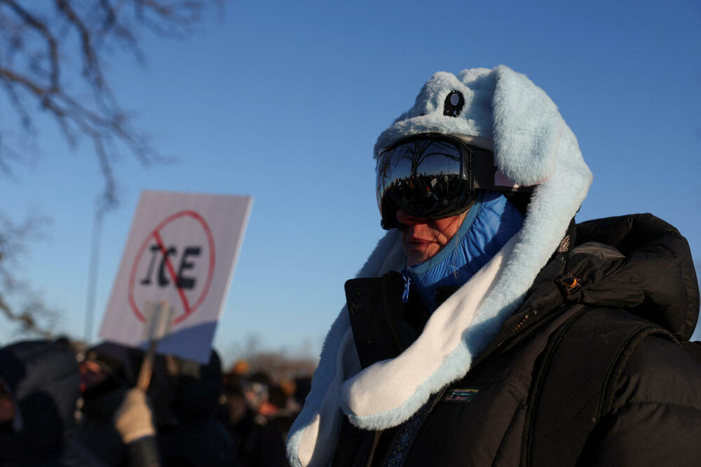 <p>Demonstracije se odražavaju zbog toga što su agenti federalne Službe za carine i imigraciju poznate kao ICE ubili Aleksa Pretija, medicinskog brata u hitnoj službi, koji je pogođen mecima više puta pošto je mobilnim telefonom snimao pripadnike Granične patrole kako sprovode antiimigrantsku akciju u Mineapolisu</p>