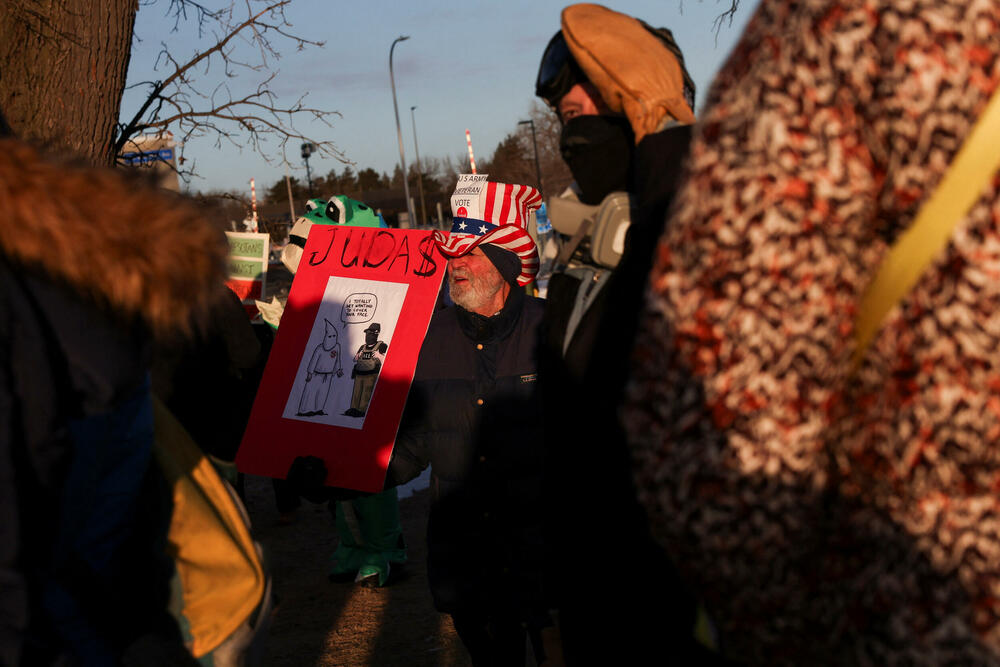 <p>Demonstracije se odražavaju zbog toga što su agenti federalne Službe za carine i imigraciju poznate kao ICE ubili Aleksa Pretija, medicinskog brata u hitnoj službi, koji je pogođen mecima više puta pošto je mobilnim telefonom snimao pripadnike Granične patrole kako sprovode antiimigrantsku akciju u Mineapolisu</p>
