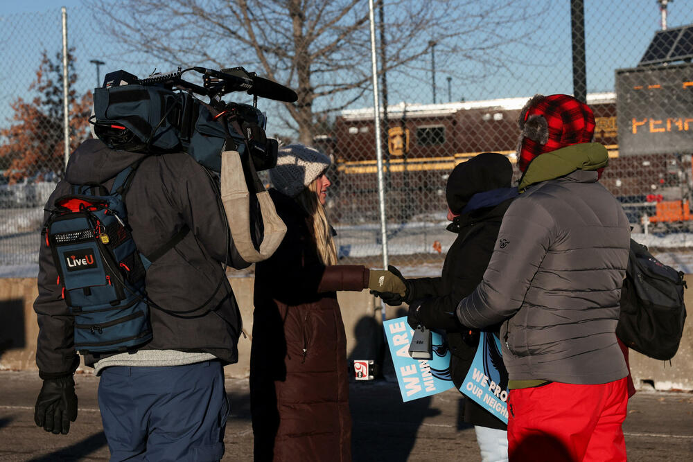 <p>Demonstracije se odražavaju zbog toga što su agenti federalne Službe za carine i imigraciju poznate kao ICE ubili Aleksa Pretija, medicinskog brata u hitnoj službi, koji je pogođen mecima više puta pošto je mobilnim telefonom snimao pripadnike Granične patrole kako sprovode antiimigrantsku akciju u Mineapolisu</p>