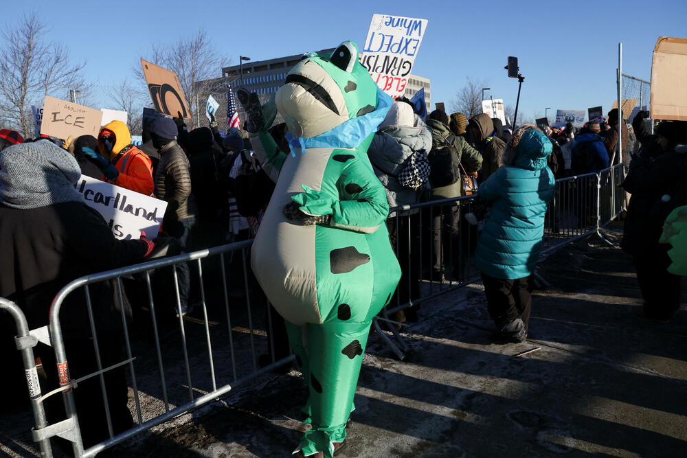 <p>Demonstracije se odražavaju zbog toga što su agenti federalne Službe za carine i imigraciju poznate kao ICE ubili Aleksa Pretija, medicinskog brata u hitnoj službi, koji je pogođen mecima više puta pošto je mobilnim telefonom snimao pripadnike Granične patrole kako sprovode antiimigrantsku akciju u Mineapolisu</p>