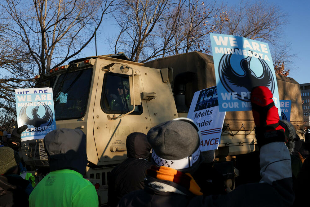 <p>Demonstracije se odražavaju zbog toga što su agenti federalne Službe za carine i imigraciju poznate kao ICE ubili Aleksa Pretija, medicinskog brata u hitnoj službi, koji je pogođen mecima više puta pošto je mobilnim telefonom snimao pripadnike Granične patrole kako sprovode antiimigrantsku akciju u Mineapolisu</p>