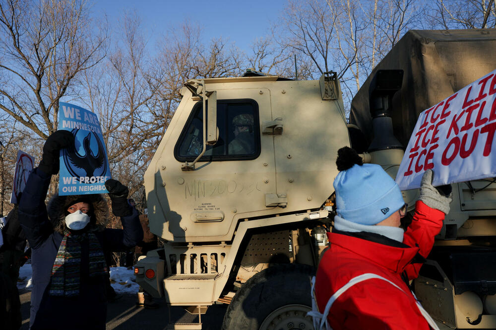<p>Demonstracije se odražavaju zbog toga što su agenti federalne Službe za carine i imigraciju poznate kao ICE ubili Aleksa Pretija, medicinskog brata u hitnoj službi, koji je pogođen mecima više puta pošto je mobilnim telefonom snimao pripadnike Granične patrole kako sprovode antiimigrantsku akciju u Mineapolisu</p>