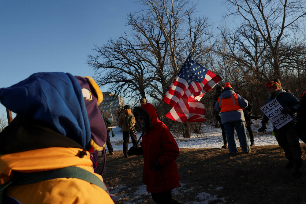 <p>Demonstracije se odražavaju zbog toga što su agenti federalne Službe za carine i imigraciju poznate kao ICE ubili Aleksa Pretija, medicinskog brata u hitnoj službi, koji je pogođen mecima više puta pošto je mobilnim telefonom snimao pripadnike Granične patrole kako sprovode antiimigrantsku akciju u Mineapolisu</p>