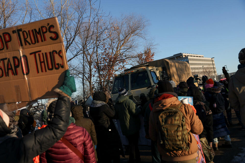 <p>Demonstracije se odražavaju zbog toga što su agenti federalne Službe za carine i imigraciju poznate kao ICE ubili Aleksa Pretija, medicinskog brata u hitnoj službi, koji je pogođen mecima više puta pošto je mobilnim telefonom snimao pripadnike Granične patrole kako sprovode antiimigrantsku akciju u Mineapolisu</p>