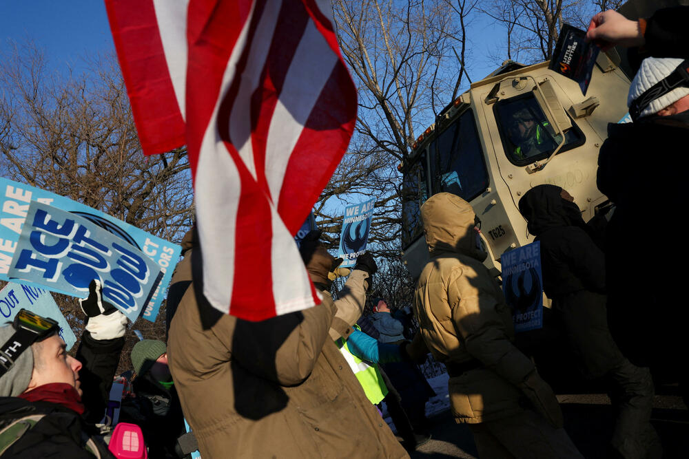 <p>Demonstracije se odražavaju zbog toga što su agenti federalne Službe za carine i imigraciju poznate kao ICE ubili Aleksa Pretija, medicinskog brata u hitnoj službi, koji je pogođen mecima više puta pošto je mobilnim telefonom snimao pripadnike Granične patrole kako sprovode antiimigrantsku akciju u Mineapolisu</p>