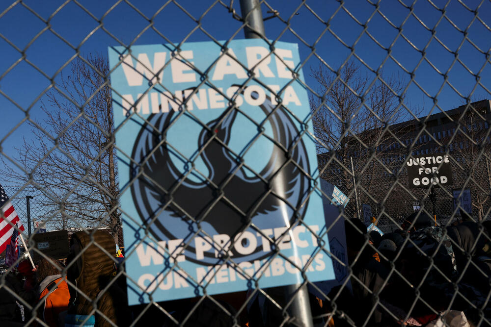 <p>Demonstracije se odražavaju zbog toga što su agenti federalne Službe za carine i imigraciju poznate kao ICE ubili Aleksa Pretija, medicinskog brata u hitnoj službi, koji je pogođen mecima više puta pošto je mobilnim telefonom snimao pripadnike Granične patrole kako sprovode antiimigrantsku akciju u Mineapolisu</p>