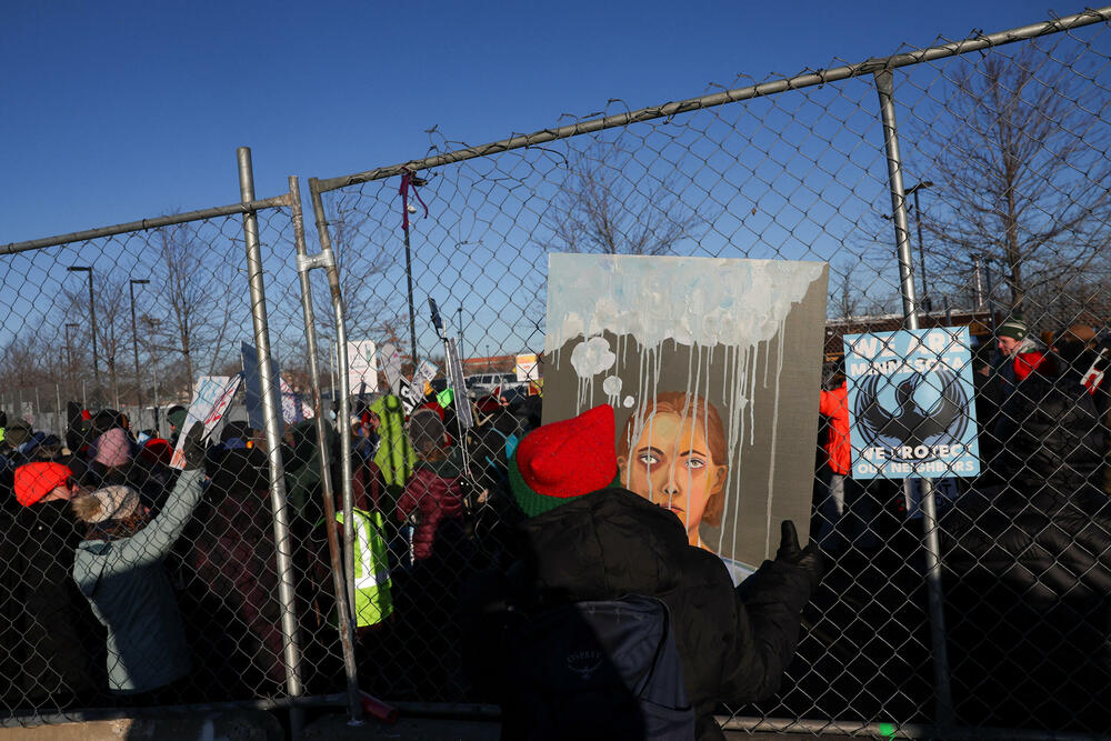 <p>Demonstracije se odražavaju zbog toga što su agenti federalne Službe za carine i imigraciju poznate kao ICE ubili Aleksa Pretija, medicinskog brata u hitnoj službi, koji je pogođen mecima više puta pošto je mobilnim telefonom snimao pripadnike Granične patrole kako sprovode antiimigrantsku akciju u Mineapolisu</p>