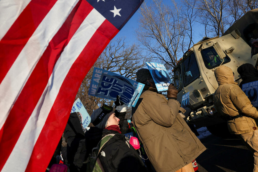 <p>Demonstracije se odražavaju zbog toga što su agenti federalne Službe za carine i imigraciju poznate kao ICE ubili Aleksa Pretija, medicinskog brata u hitnoj službi, koji je pogođen mecima više puta pošto je mobilnim telefonom snimao pripadnike Granične patrole kako sprovode antiimigrantsku akciju u Mineapolisu</p>