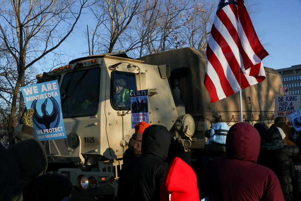 <p>Demonstracije se odražavaju zbog toga što su agenti federalne Službe za carine i imigraciju poznate kao ICE ubili Aleksa Pretija, medicinskog brata u hitnoj službi, koji je pogođen mecima više puta pošto je mobilnim telefonom snimao pripadnike Granične patrole kako sprovode antiimigrantsku akciju u Mineapolisu</p>