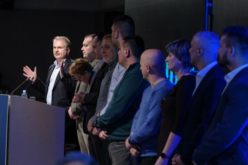 <p>Aleksa Bigović izabran za direktora Preokreta. Predsjedništvo je za šefa medijskog tima izabralo Mirka Perovića, a za šefa Kancelarije za socijalna pitanja Dragana Sošića</p>