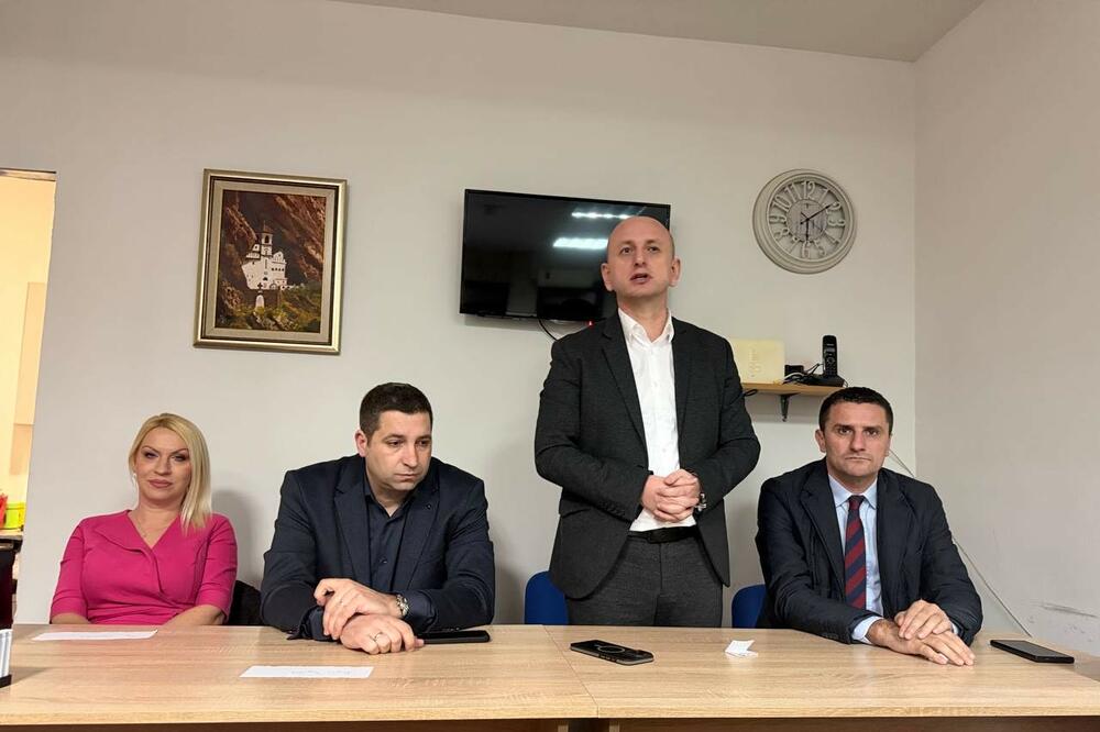 Obraćanje Kneževića, Foto: DNP