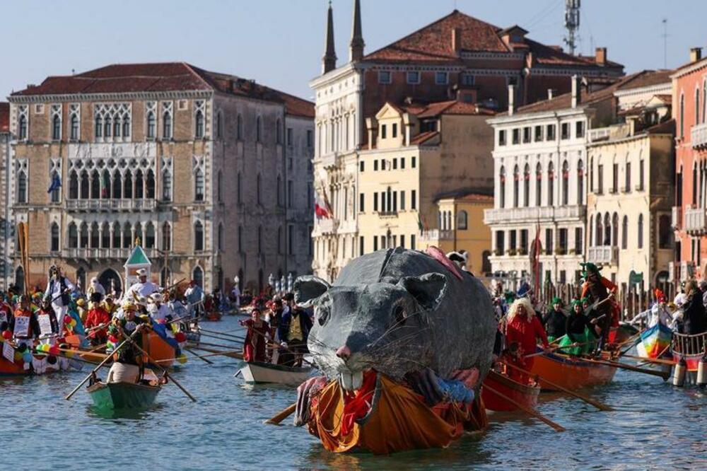 Čamac prevozi &bdquo;Panteganu&ldquo;, velikog pacova, preko Velikog kanala tokom Venecijanskog karnevala, Foto: REUTERS/Claudia Greco