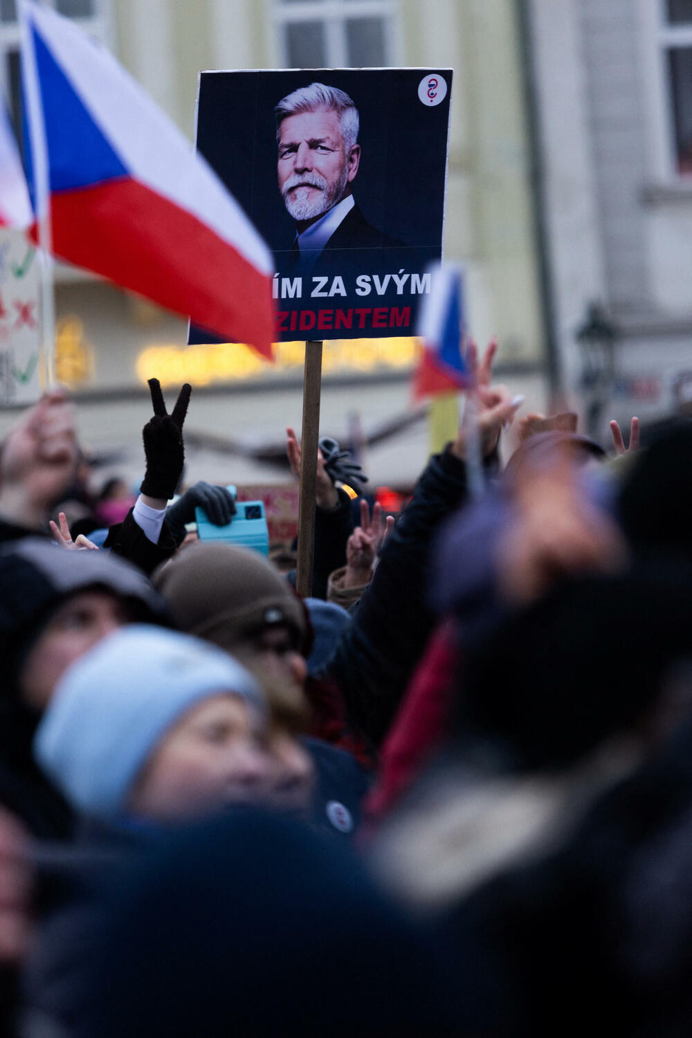 <p>"Vrijednosti kao sloboda, demokratija, poštovanje zakona i to što smo u Evropskoj uniji i NATO je ono što nas pravi slobodnom zemljom. Znamo da u današnje vrijeme nije lako javno braniti te vrijednosti. Tu su napadi na vas, laži i kritika puna mržnje. Ne dopustite da vas to pokoleba. Želimo da znate da niste sami" stoji u apelu podrške predsjedniku</p>