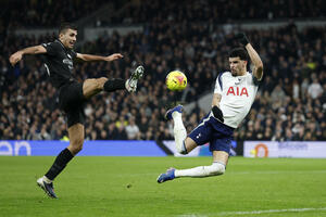 Akrobacija Solankea spotakla Siti za dvostruko zadovoljstvo u...