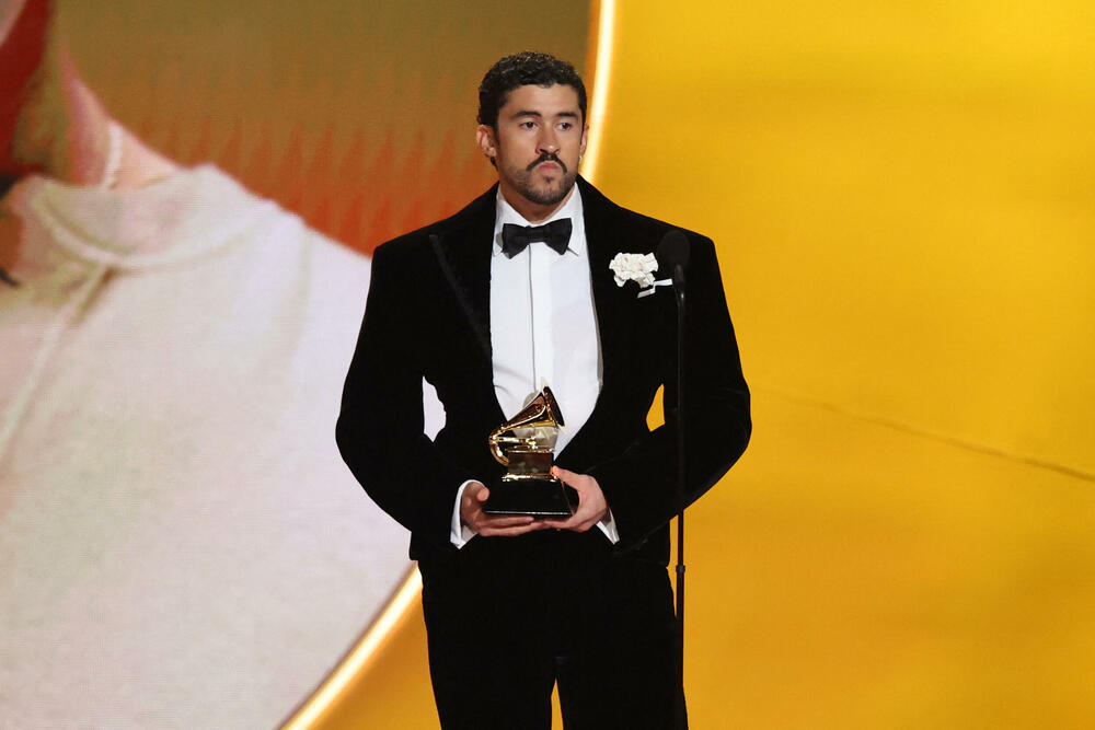 <p>"Deb&iacute; Tirar M&aacute;s Fotos", muzički omaž Bad Banijevom karipskom ostrvskom zavičaju, bio je njegov šesti studijski album i važio je za glavnog favorita nakon što je u novembru osvojio nagradu za album godine na Latin Gremijima</p>