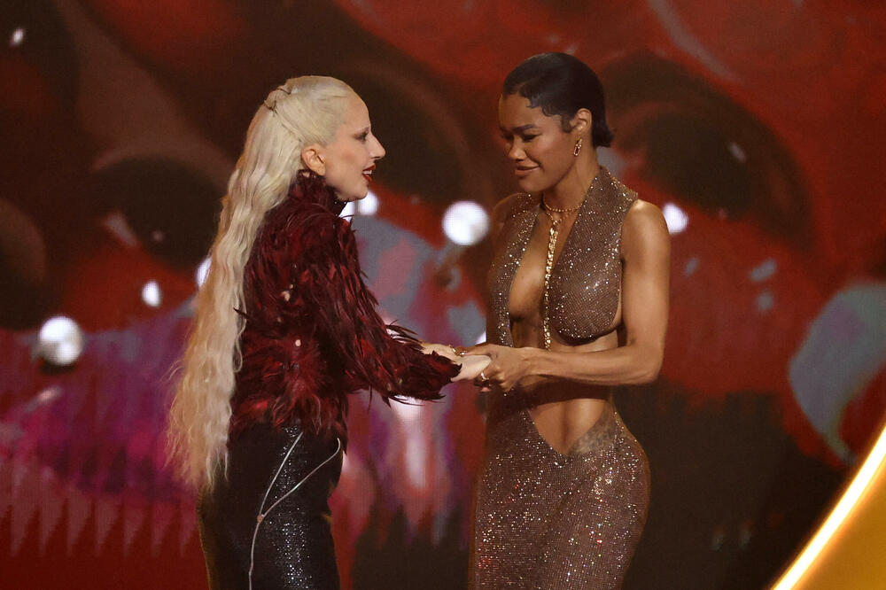 <p>"Deb&iacute; Tirar M&aacute;s Fotos", muzički omaž Bad Banijevom karipskom ostrvskom zavičaju, bio je njegov šesti studijski album i važio je za glavnog favorita nakon što je u novembru osvojio nagradu za album godine na Latin Gremijima</p>