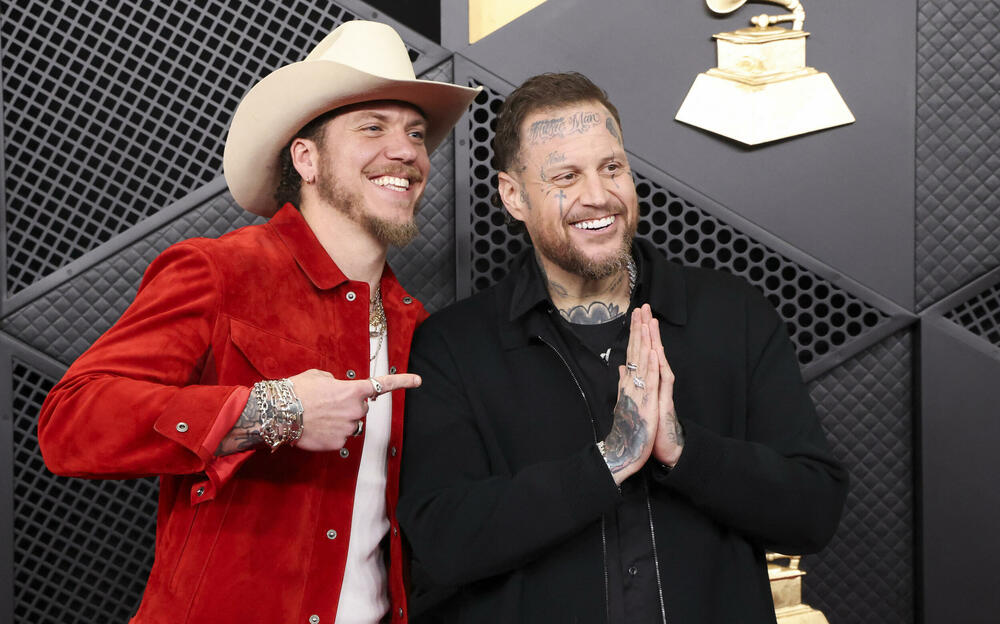 <p>"Deb&iacute; Tirar M&aacute;s Fotos", muzički omaž Bad Banijevom karipskom ostrvskom zavičaju, bio je njegov šesti studijski album i važio je za glavnog favorita nakon što je u novembru osvojio nagradu za album godine na Latin Gremijima</p>