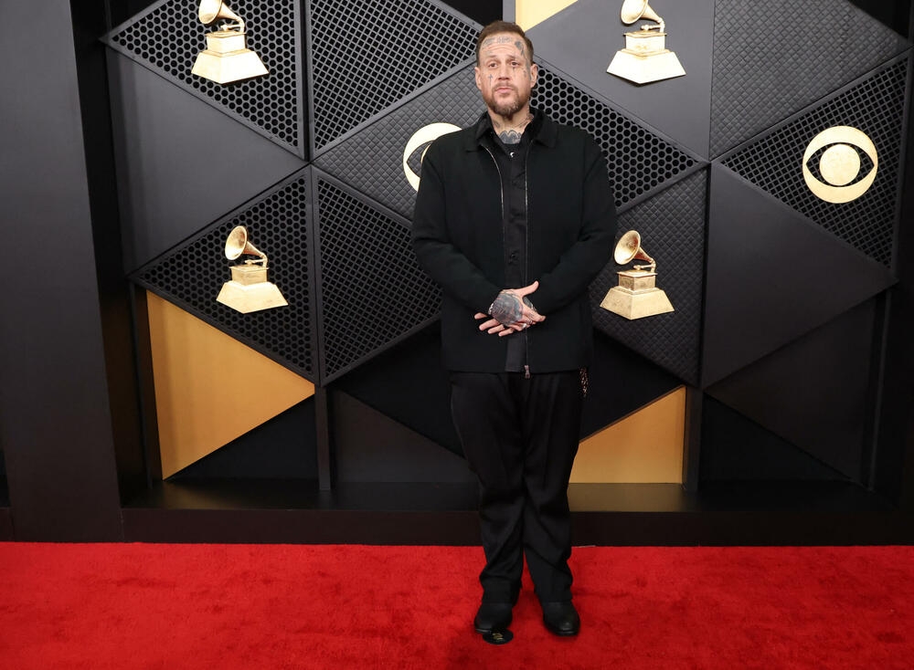 <p>"Deb&iacute; Tirar M&aacute;s Fotos", muzički omaž Bad Banijevom karipskom ostrvskom zavičaju, bio je njegov šesti studijski album i važio je za glavnog favorita nakon što je u novembru osvojio nagradu za album godine na Latin Gremijima</p>