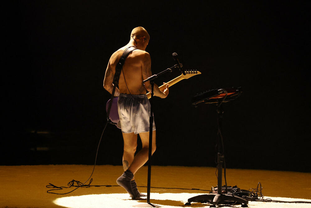 <p>"Deb&iacute; Tirar M&aacute;s Fotos", muzički omaž Bad Banijevom karipskom ostrvskom zavičaju, bio je njegov šesti studijski album i važio je za glavnog favorita nakon što je u novembru osvojio nagradu za album godine na Latin Gremijima</p>