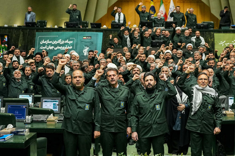 Iranski parlamentarci pjevaju u čast Revolucionarne garde noseći vojne uniforme, Foto: REUTERS