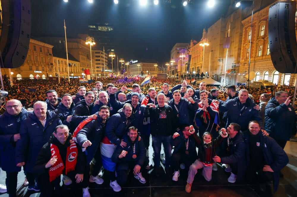 Hrvatski rukomenti reprezentativci sa kontroverznim pjevačem na dočeku u Zagrebu, Foto: Reuters