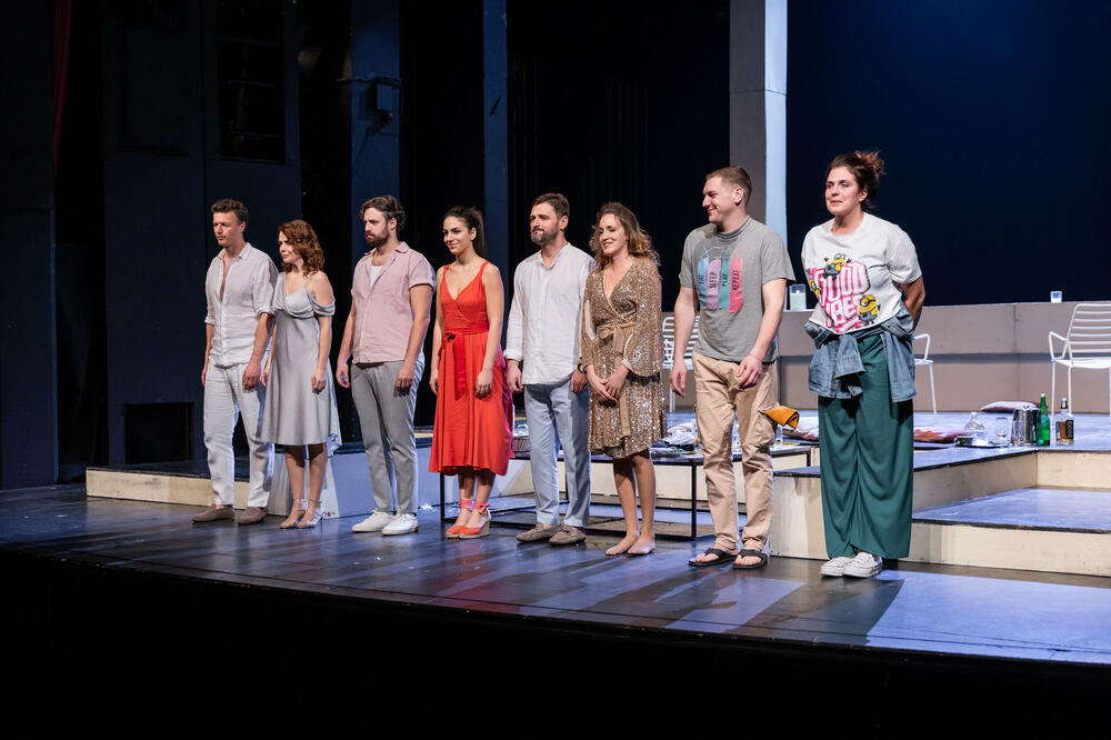 Sa poklona, Foto: CNP