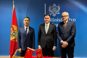 Ambasada Kine donirala 10 defibrilatora vrijednih skoro 35 hiljada...